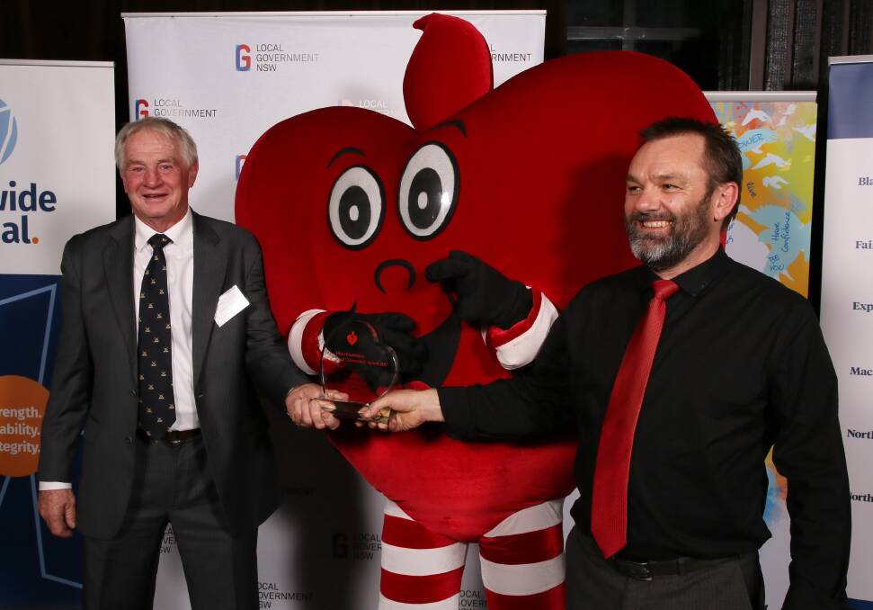 Mayor Mark Honey accepts the Heart Foundation Local Government Award for the Intergen Munchout program.