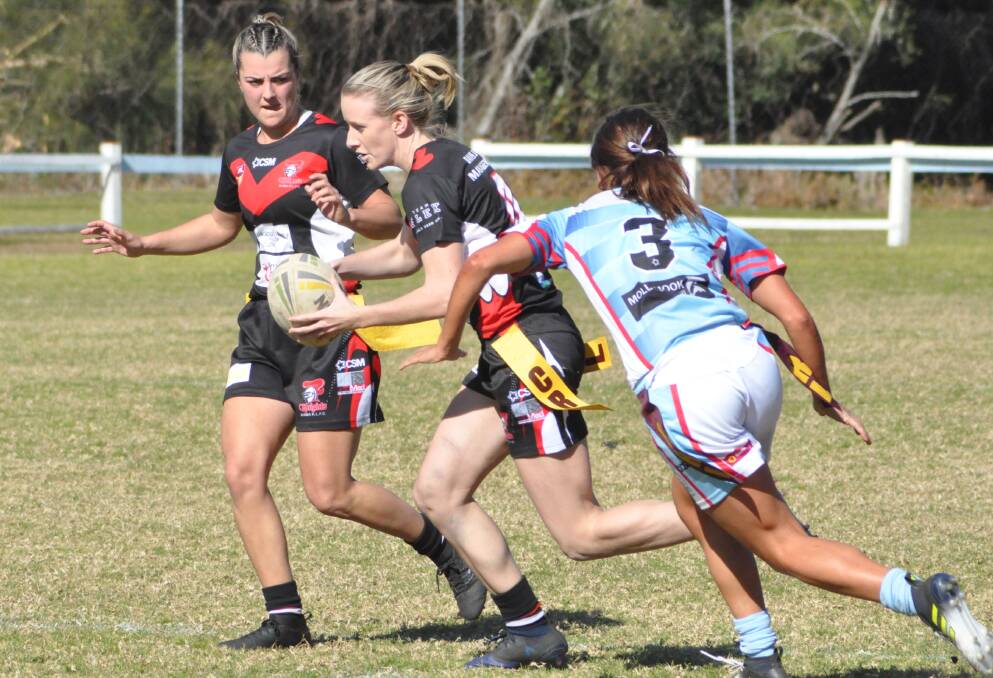 Kiama’s Alana Glasson goes on the attack while Milton-Ulladulla's Lauren Murty attempts to tag her. Photo: COURTNEY WARD