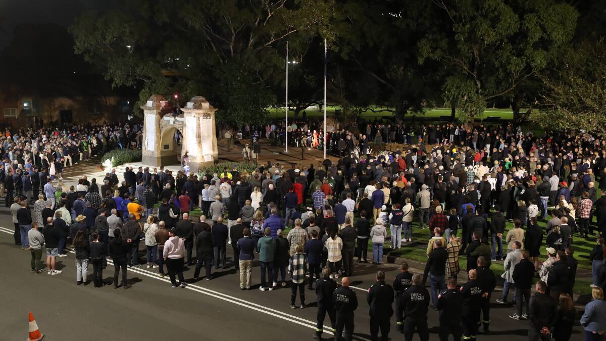 Crowd gathers at Wollongong Cenotaph to pay respects on Anzac Day