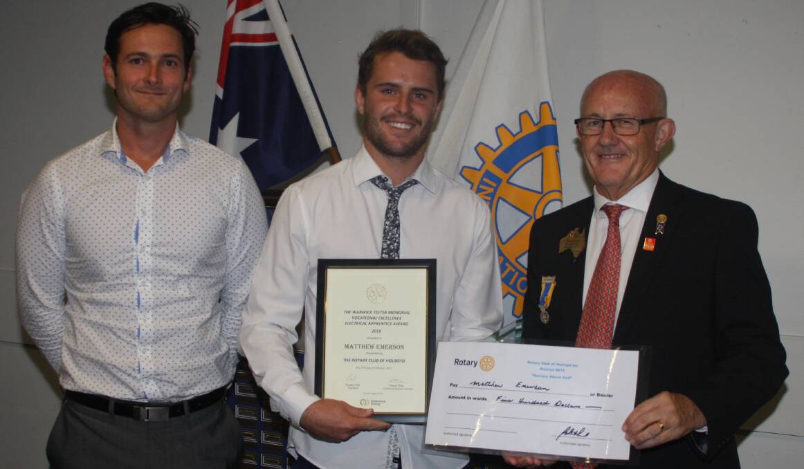 Matt Emerson (centre) receives the Warwick Tester Memorial Award from Rotary District 9675 governor Stephen Humphries (right) and Endeavour Energy’s
resource optimisation manager Nick Kosiak (left).