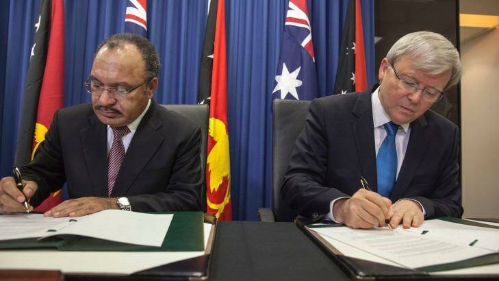 Papua New Guinea's Prime Minister Peter O'Neill and Kevin Rudd sign an agreement over asylum seekers in July 2013. Photo: Glenn Hunt