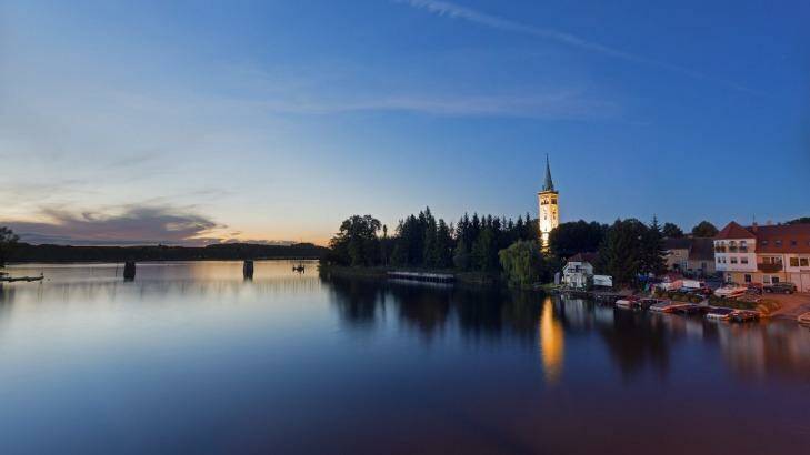 Poland, Masuria, Great Masurian Lakes, Mikolajki, Lake Mikolajskie, Town church Photo: Christian Kober/ John Warburton-