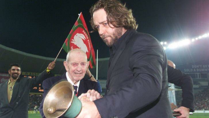 Historic moment: Russell Crowe and the oldest surviving Rabbitohs player at the time, Albert Clift, ring the bell in 2002. Photo: Jon Reid
