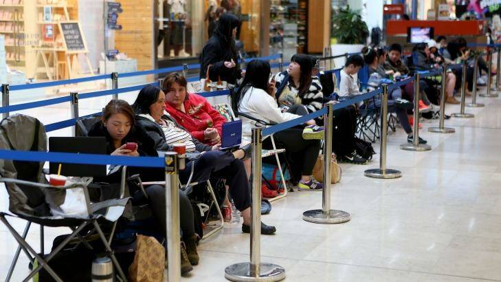 Melbourne customers queue for the new iPhone 6 at the Apple store at Westfield Fountain Gate Shopping Centre on Thursday. Photo: Patrick Scala/Fairfax Media via Getty Images