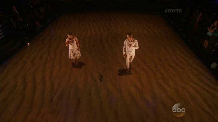 Footprints appear in the sand during Bindi's performance to signify Steve Irwin's presence.