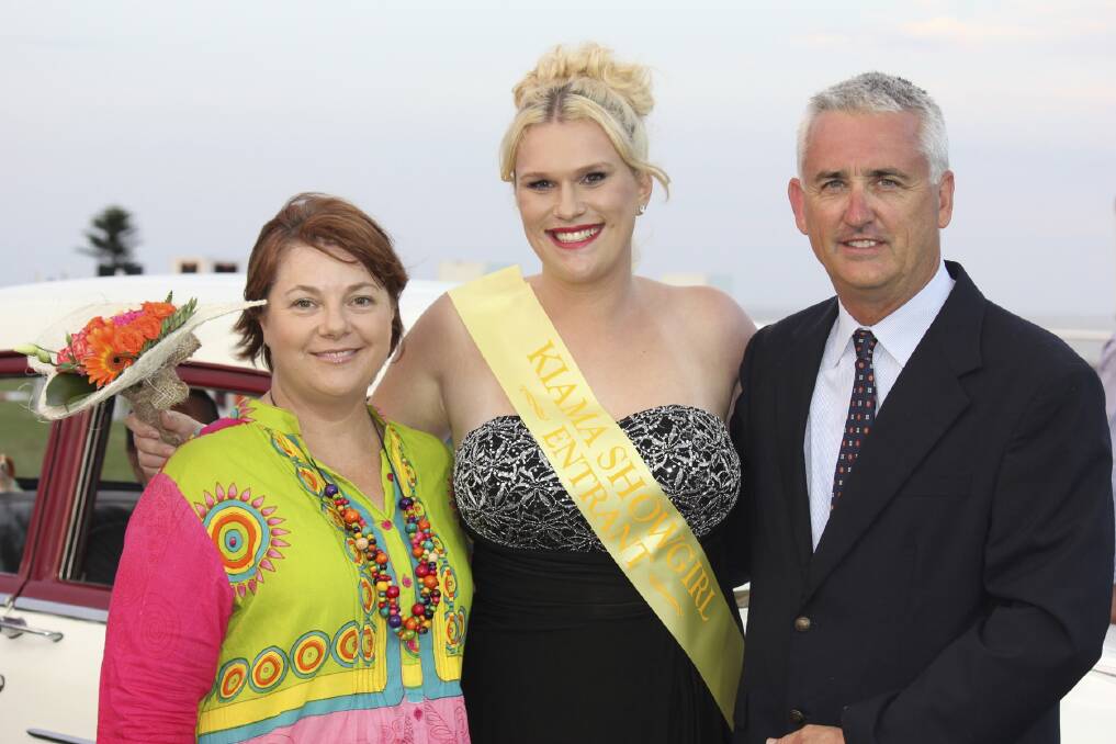 Kiama Showgirl for 2015 Georgie Picton with Michelle Young and show president David Young. Runner-up is Kate Allen. Picture: ALICE BEASLEY