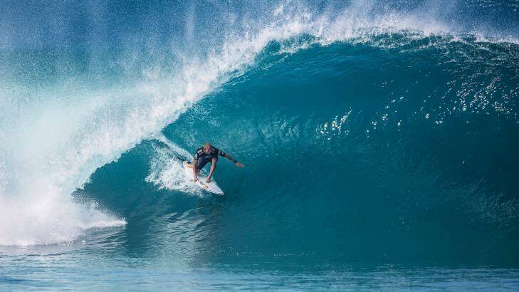 Smooth: Mick Fanning rides to his third world title. Photo: ASP