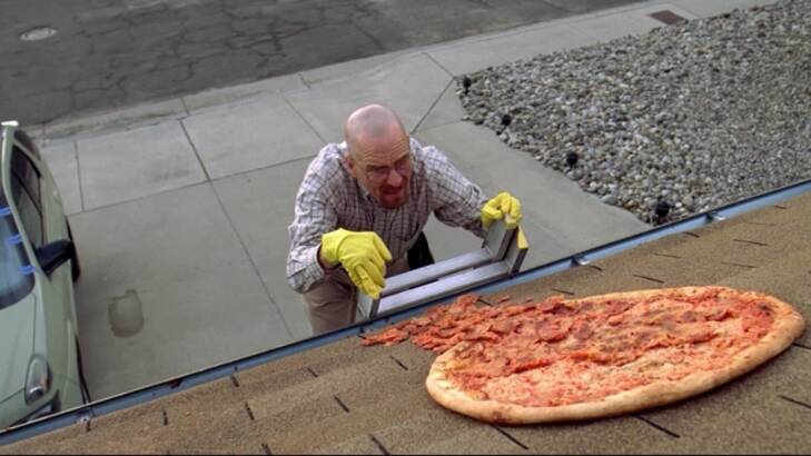 The <i>Breaking Bad</i> scene where Walter White has to clean up the pizza he threw on the roof.