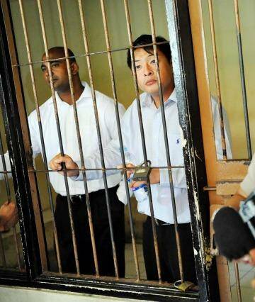 Australian death row prisoners Andrew Chan, centre, and Myuran Sukumaran, left, in a holding cell in 2010. Photo: Antara Foto