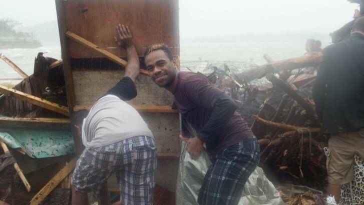 Port Vila residents survey the damage. Photo: UNICEF