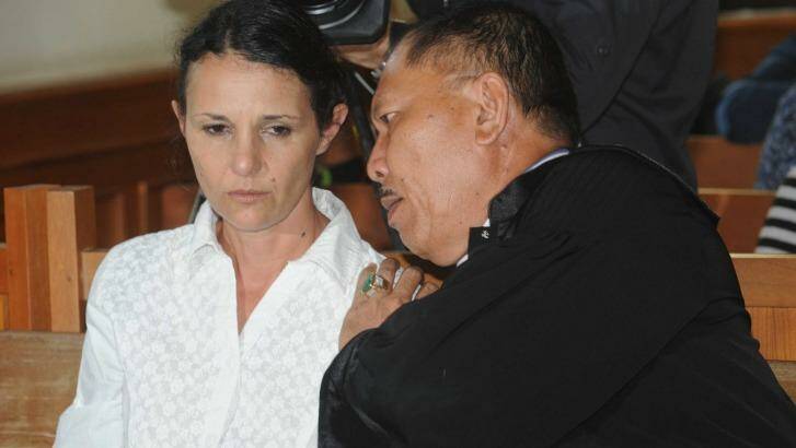 Sara Connor speaks to her lawyer at Denpasar District Court on Tuesday. Photo: Alan Putra