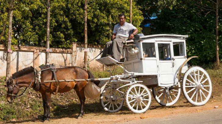 Horsedrawn carriage, Pyin Oo Lwin, also known as Pyin U Lwin and Maymyo, near Mandalay, Myanmar, (Burma). Photo: Melvyn Longhurst / Alamy