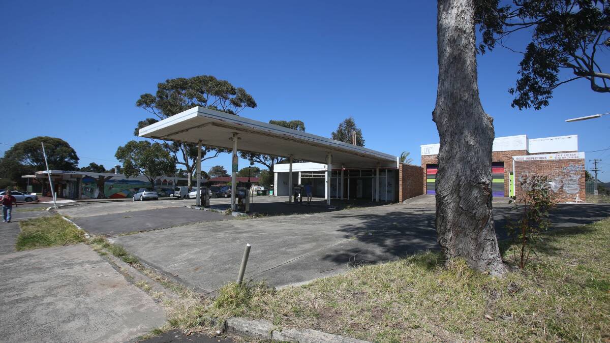 Picture taken in September 2014 of the dilapidated former service station in Queen Street Warilla. 