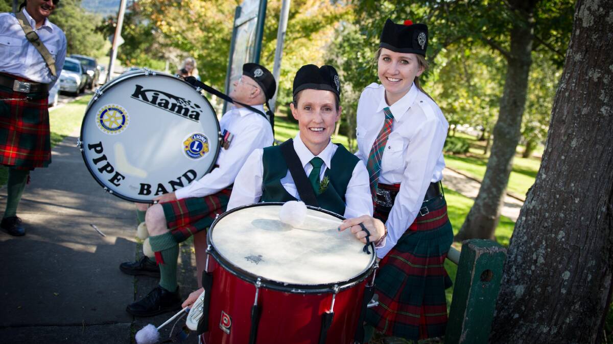 Kiama Pipe Band's Kim Adams and Allie Adams with Ray Thorburn in the background.