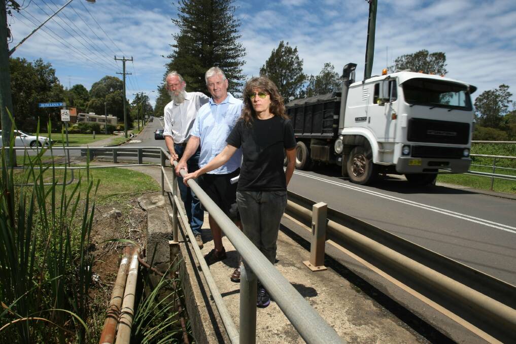 Kiama Independent. News. Kiama Greens member Howard Jones with Chair of the South Precinct Darrell Clingan and Debra Moore of the Gerringong Concerned Residents Group at the bridge on Belinda Street, Gerringong. 12/12/2012 Photo Dylan Robinson/DCZ