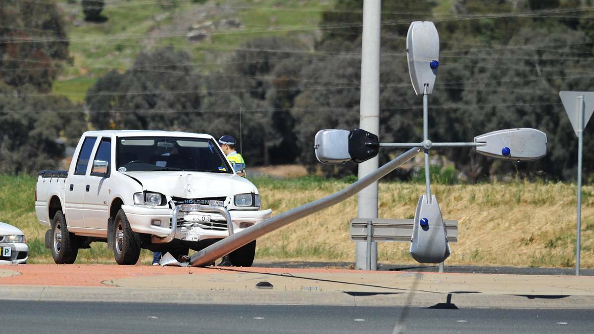 DAILY ADVERTISER: A driver walked away after the ute he was driving collided with the roundabout on the corner of Kooringal Road and Copland Street. Picture: Alastair Brook 