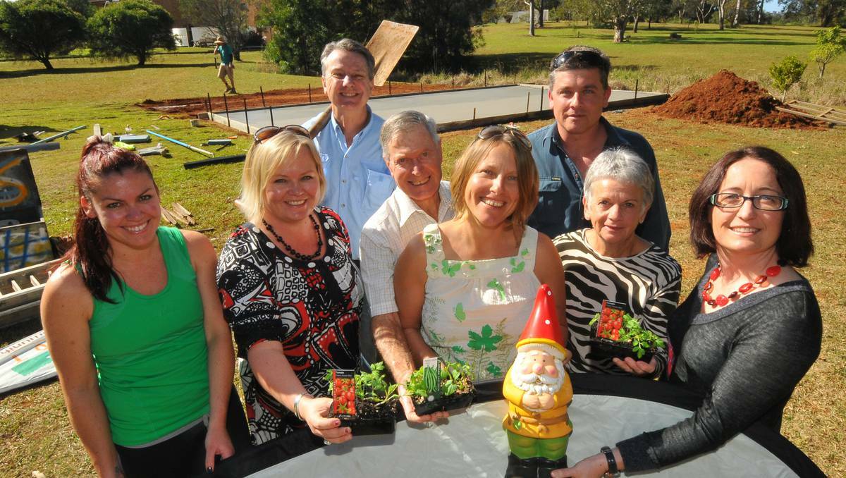 Samantha Clark, Maya Spannari, Paul Dirago, Paul Jones, Denis Juelicher, David Birrer, Kathy O'Neale and Jacqui Murray support Port Macquarie's community   garden.