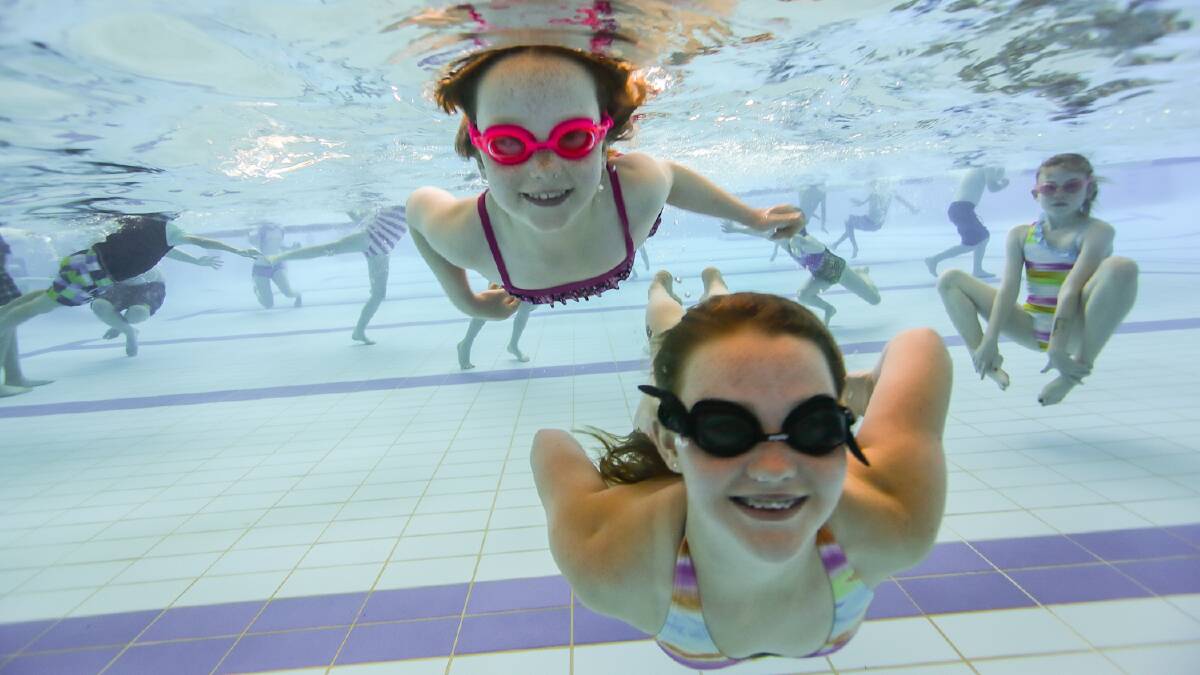 Kiama Leisure Centre Grand Opening. Kiama girls Emily McClenehan, 7, and Sophie Welch, 11, underwater. Picture: DYLAN ROBINSON