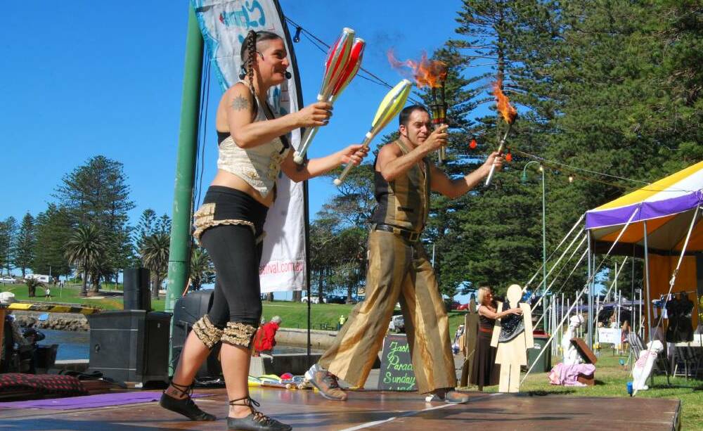 Jacob and Sophie from Dream State perform at the 2017 KISS Arts Festival, at Black Beach in Kiama.