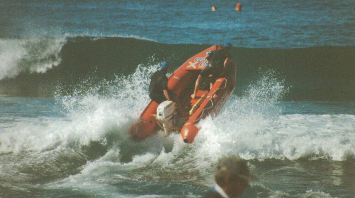 One of the Kiama SLSC former IRB racing teams in action at a Surf Beach carnival in the late 90s.