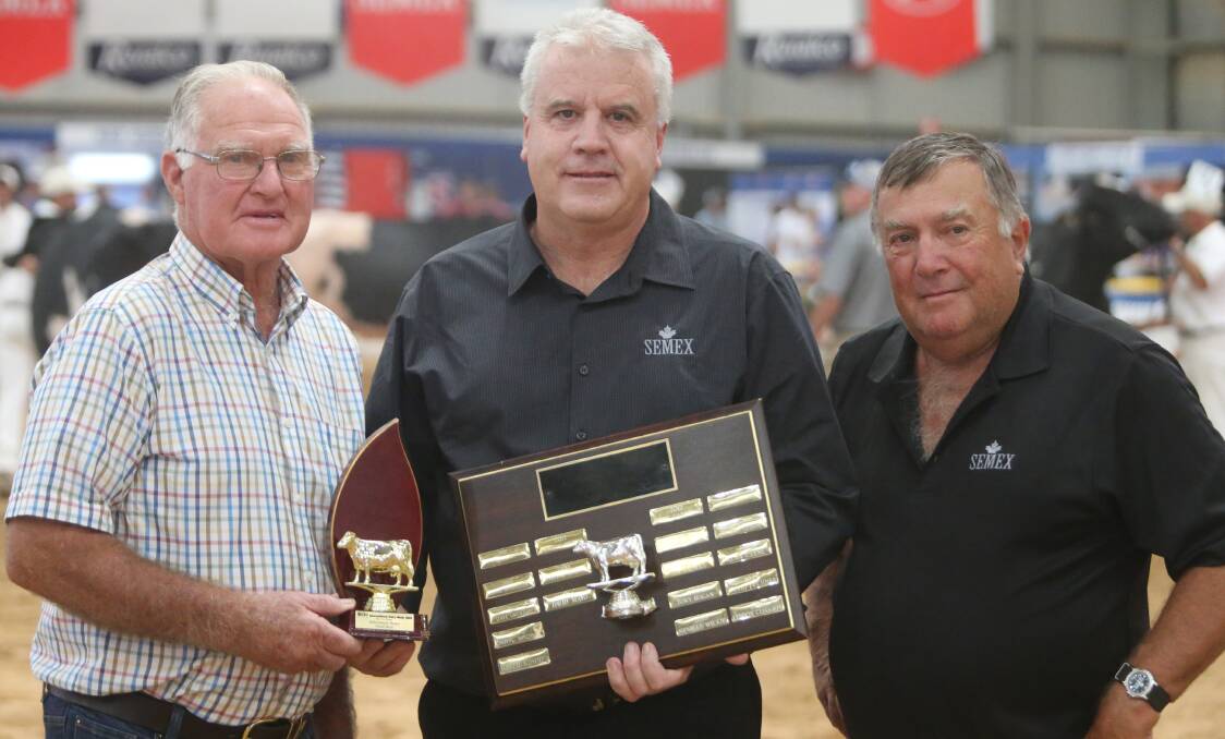 Gerringong’s David Mayo (centre) accepts the Lex Bunn Memorial Award from last year’s winner Lindsay Wilson (left) and the inaugural winner in 2002, Jim Conroy