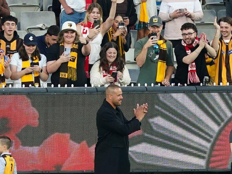 Sydney and Hawthorn fans united to applaud retired hero Lance Franklin. (Scott Barbour/AAP PHOTOS)