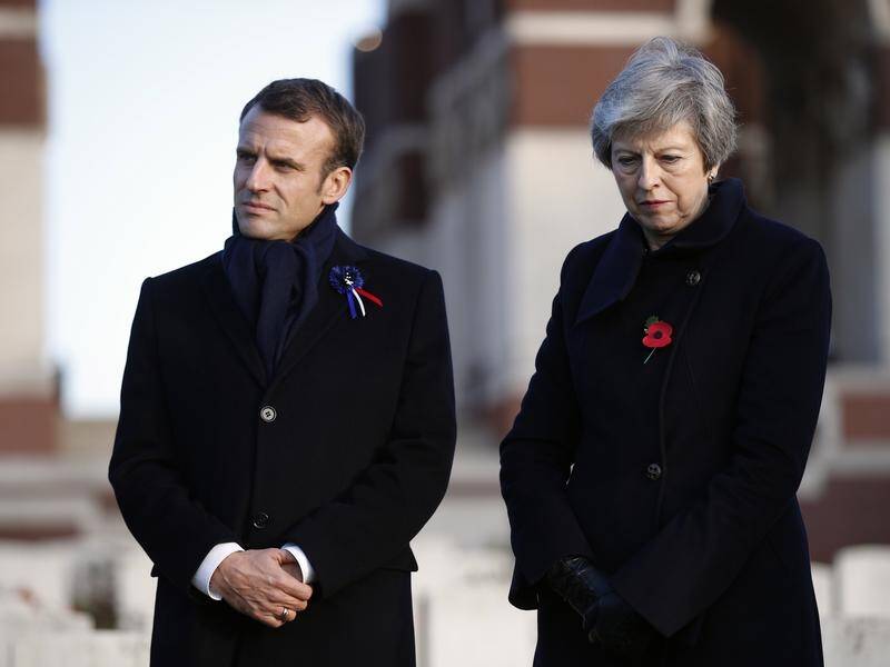 Emmanuel Macron and Theresa May have paid tribute to the war dead at Thiepval in the Somme.